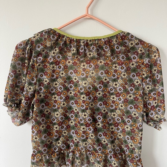 🌲5/$20🌲Ditsy Floral cropped Hippie front tie top - Picture 5 of 5